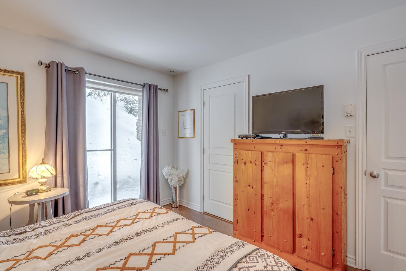Primary bedroom - 2013 Ch. Des Habitations-Des-Monts, Saint-Sauveur, QC - Indoor Photo Showing Bedroom