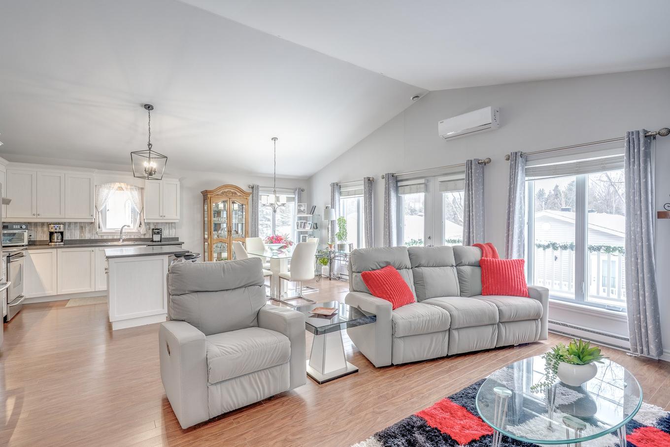 Living room - 2013 Ch. Des Habitations-Des-Monts, Saint-Sauveur, QC - Indoor Photo Showing Living Room