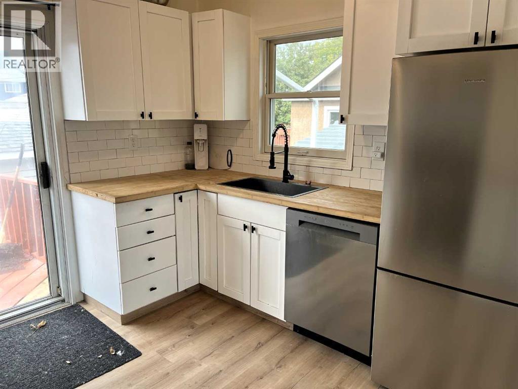 7639 Ogden Road Se, Calgary, AB - Indoor Photo Showing Kitchen