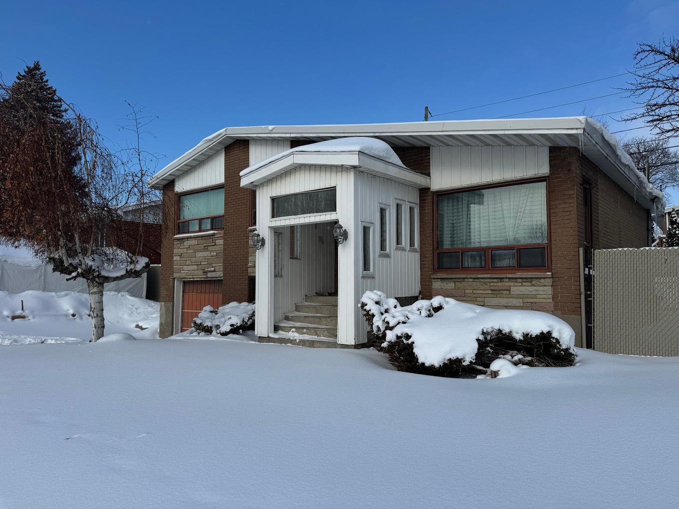 Façade - 4935 Boul. Samson, Laval (Chomedey), QC - Outdoor