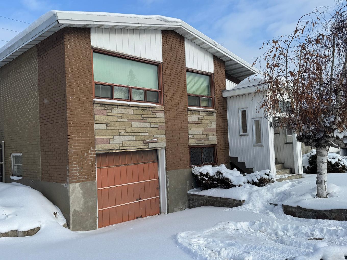 Façade - 4935 Boul. Samson, Laval (Chomedey), QC - Outdoor