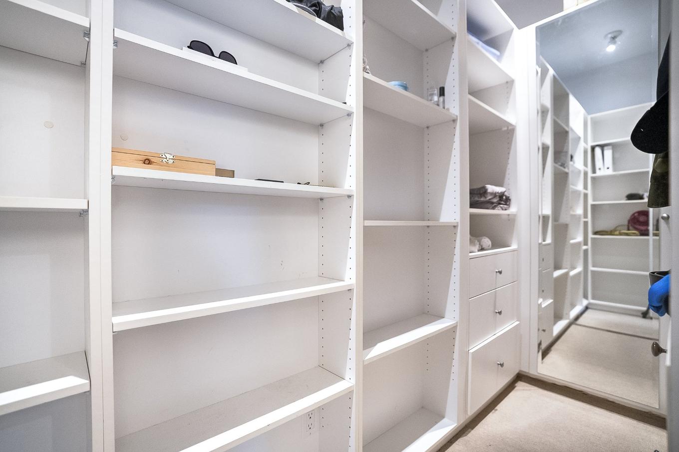 Walk-in closet - 558 Rue Théodore, Montréal (Mercier/Hochelaga-Maisonneuve), QC - Indoor With Storage