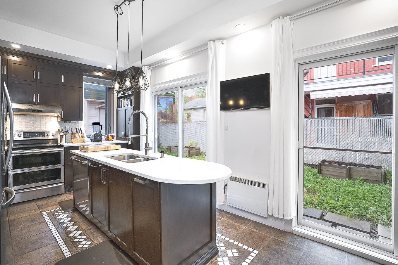 Kitchen - 558 Rue Théodore, Montréal (Mercier/Hochelaga-Maisonneuve), QC - Indoor Photo Showing Kitchen With Double Sink With Upgraded Kitchen