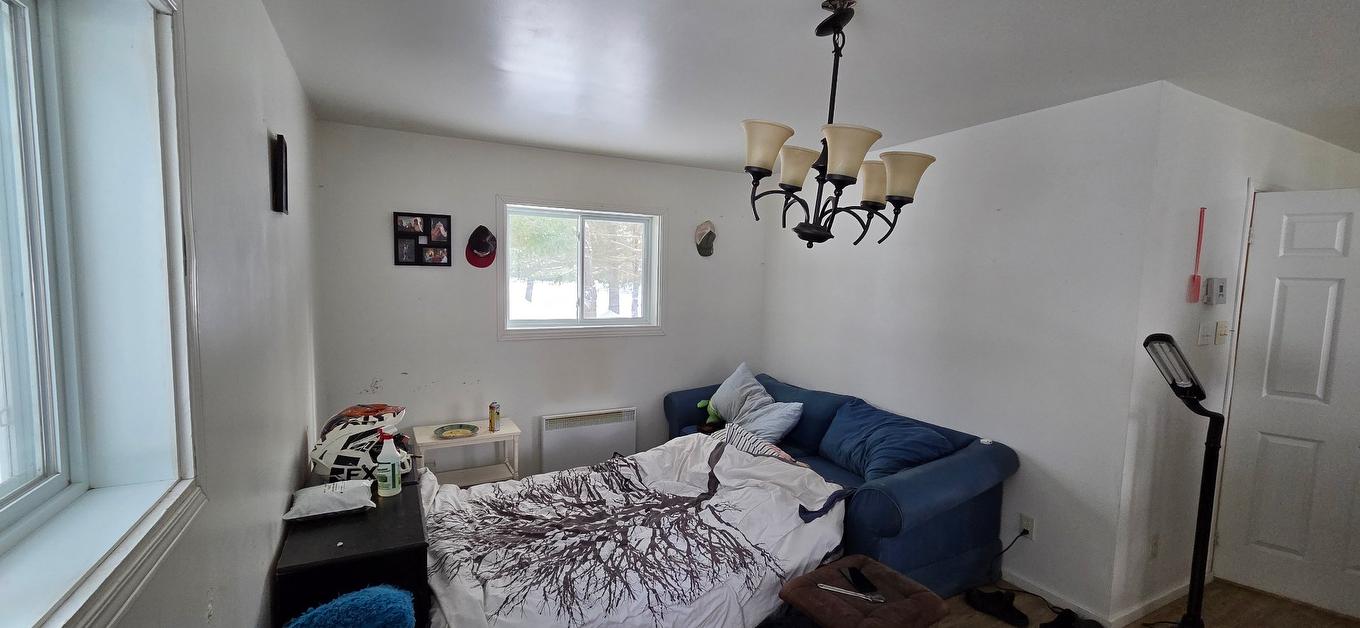 Salon - 8 Ch. Cora, Grand-Remous, QC - Indoor Photo Showing Bedroom