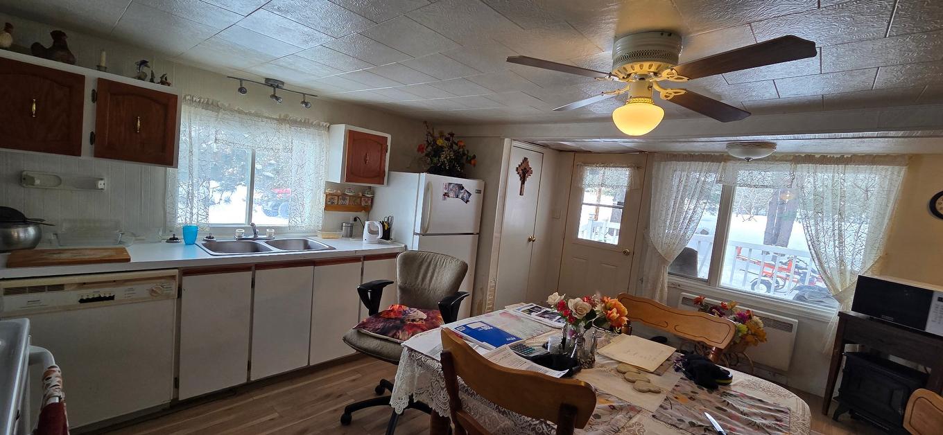Salle à manger - 8 Ch. Cora, Grand-Remous, QC - Indoor Photo Showing Kitchen With Double Sink