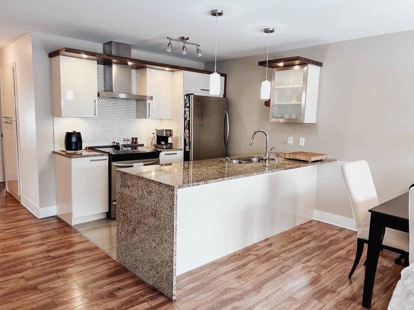 Cuisine - 401-450 Av. De La Belle-Dame, La Prairie, QC - Indoor Photo Showing Kitchen With Upgraded Kitchen