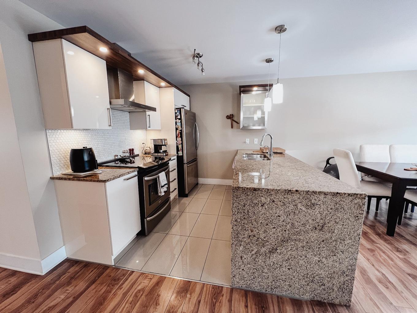 Cuisine - 401-450 Av. De La Belle-Dame, La Prairie, QC - Indoor Photo Showing Kitchen With Upgraded Kitchen