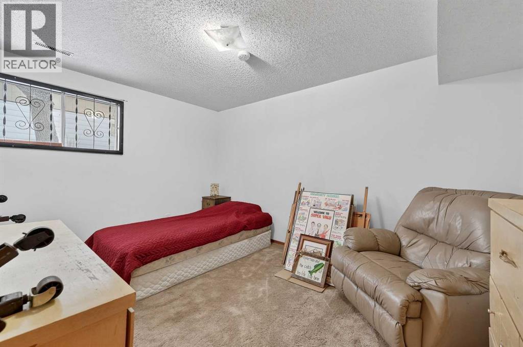 8527 Bowglen Road Nw, Calgary, AB - Indoor Photo Showing Bedroom