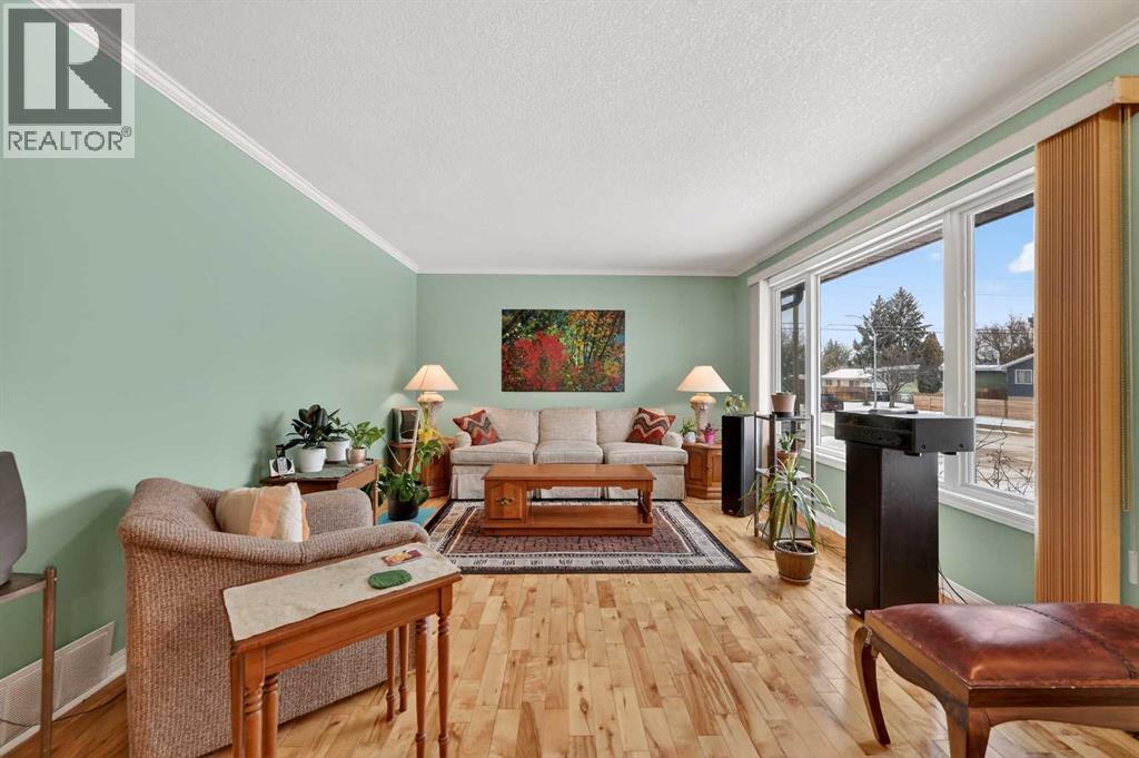8527 Bowglen Road Nw, Calgary, AB - Indoor Photo Showing Living Room