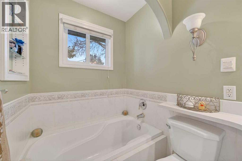 8527 Bowglen Road Nw, Calgary, AB - Indoor Photo Showing Bathroom