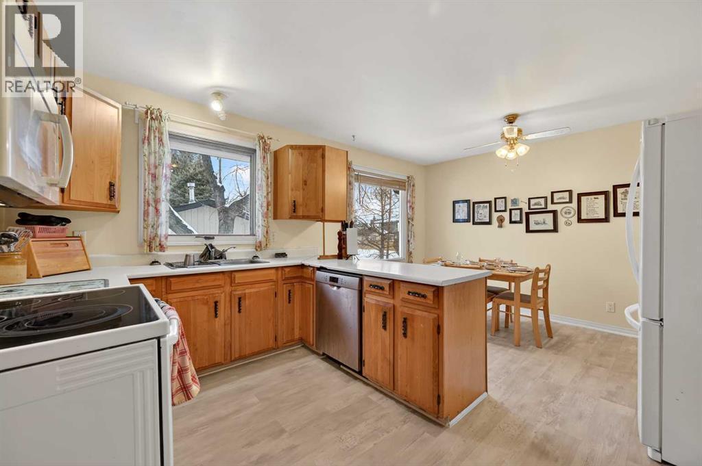 8527 Bowglen Road Nw, Calgary, AB - Indoor Photo Showing Kitchen With Double Sink