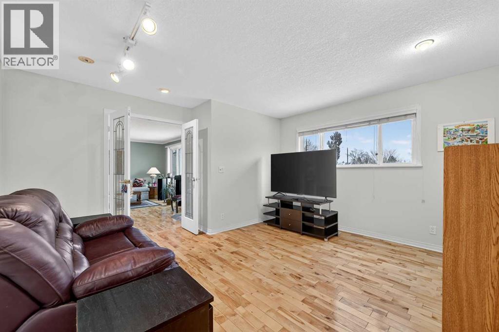 8527 Bowglen Road Nw, Calgary, AB - Indoor Photo Showing Living Room