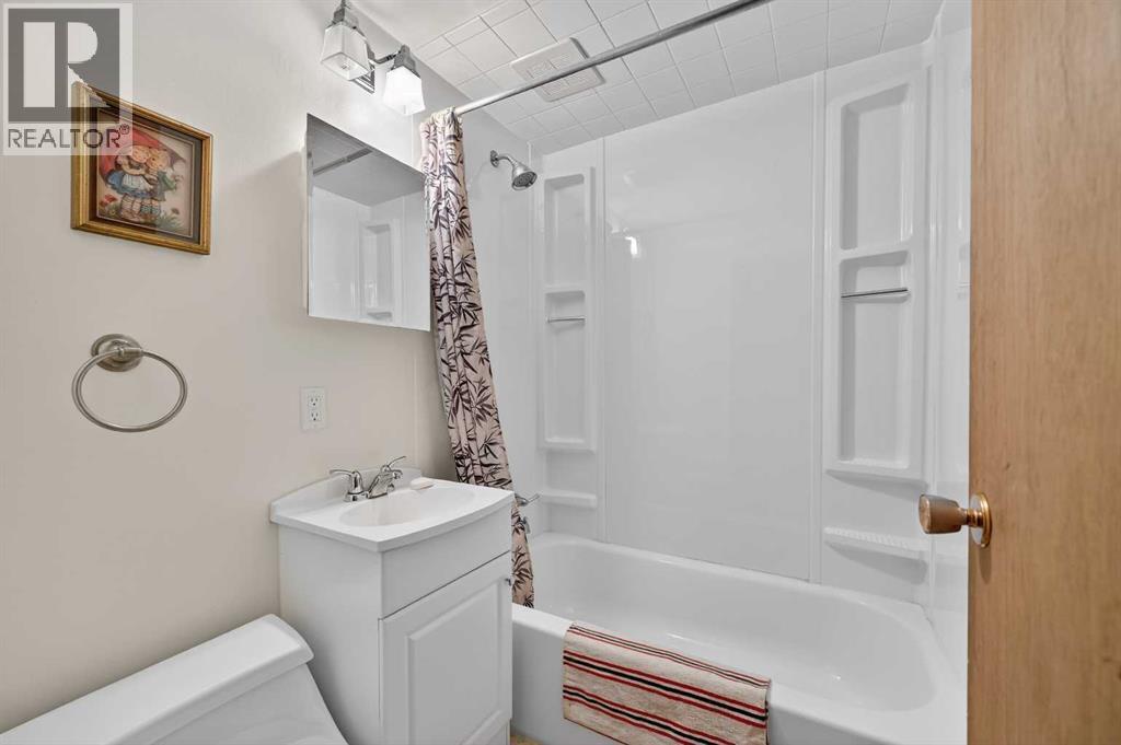 8527 Bowglen Road Nw, Calgary, AB - Indoor Photo Showing Bathroom