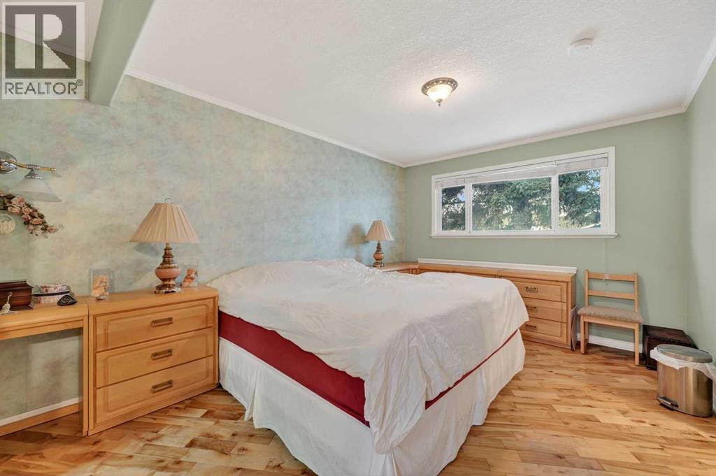 8527 Bowglen Road Nw, Calgary, AB - Indoor Photo Showing Bedroom