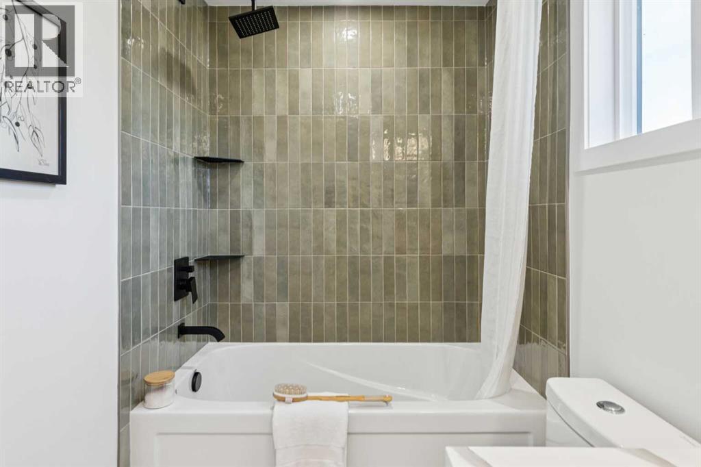 4547 Passchendaele Road Sw, Calgary, AB - Indoor Photo Showing Bathroom