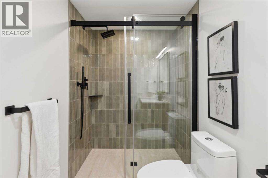 4547 Passchendaele Road Sw, Calgary, AB - Indoor Photo Showing Bathroom