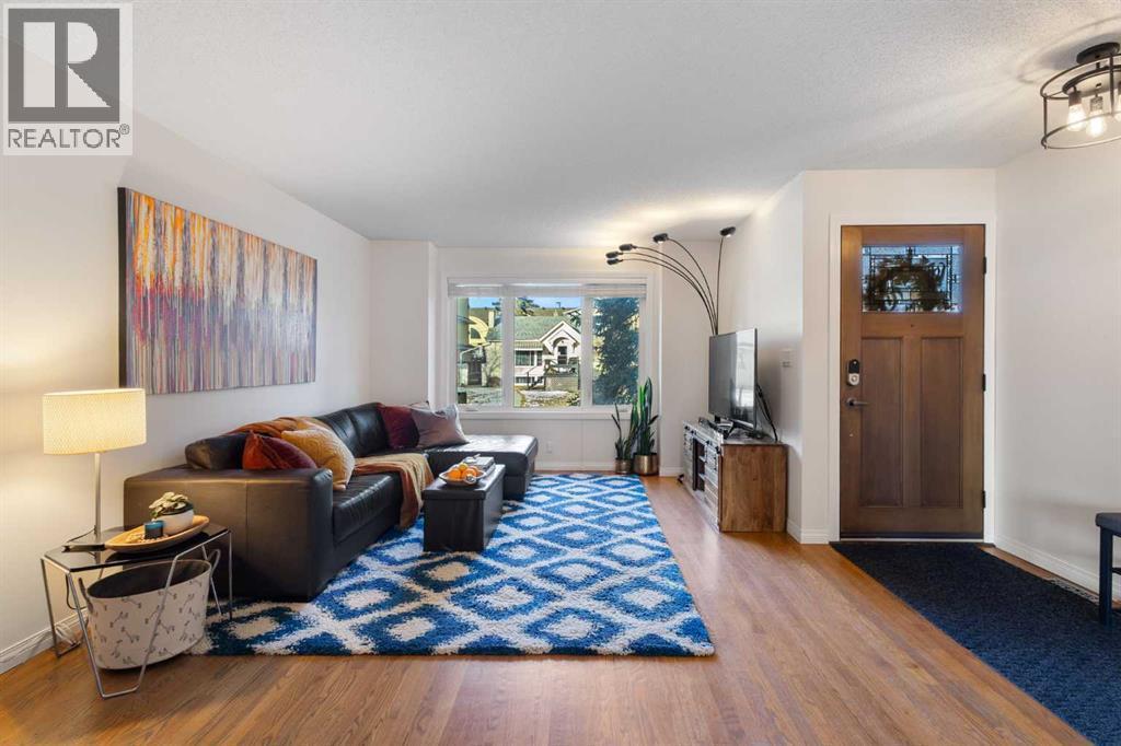 1629 29 Avenue Sw, Calgary, AB - Indoor Photo Showing Living Room