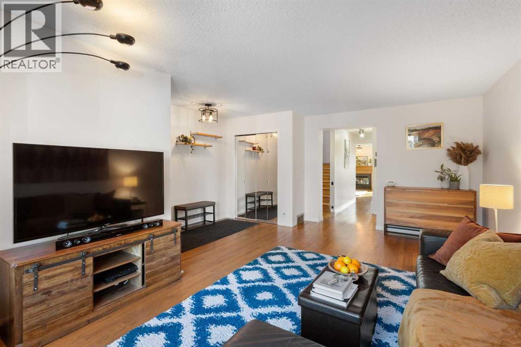 1629 29 Avenue Sw, Calgary, AB - Indoor Photo Showing Living Room