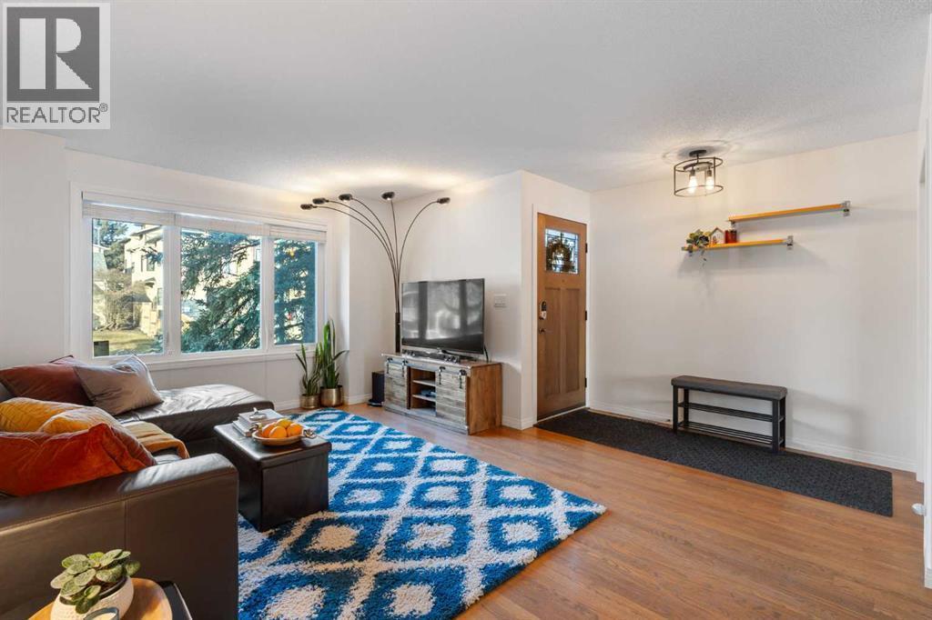 1629 29 Avenue Sw, Calgary, AB - Indoor Photo Showing Living Room