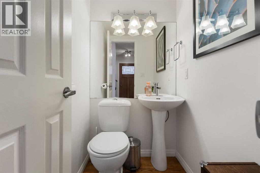 1629 29 Avenue Sw, Calgary, AB - Indoor Photo Showing Bathroom