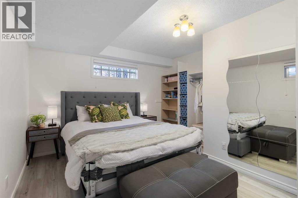 1629 29 Avenue Sw, Calgary, AB - Indoor Photo Showing Bedroom