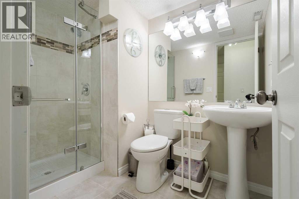 1629 29 Avenue Sw, Calgary, AB - Indoor Photo Showing Bathroom