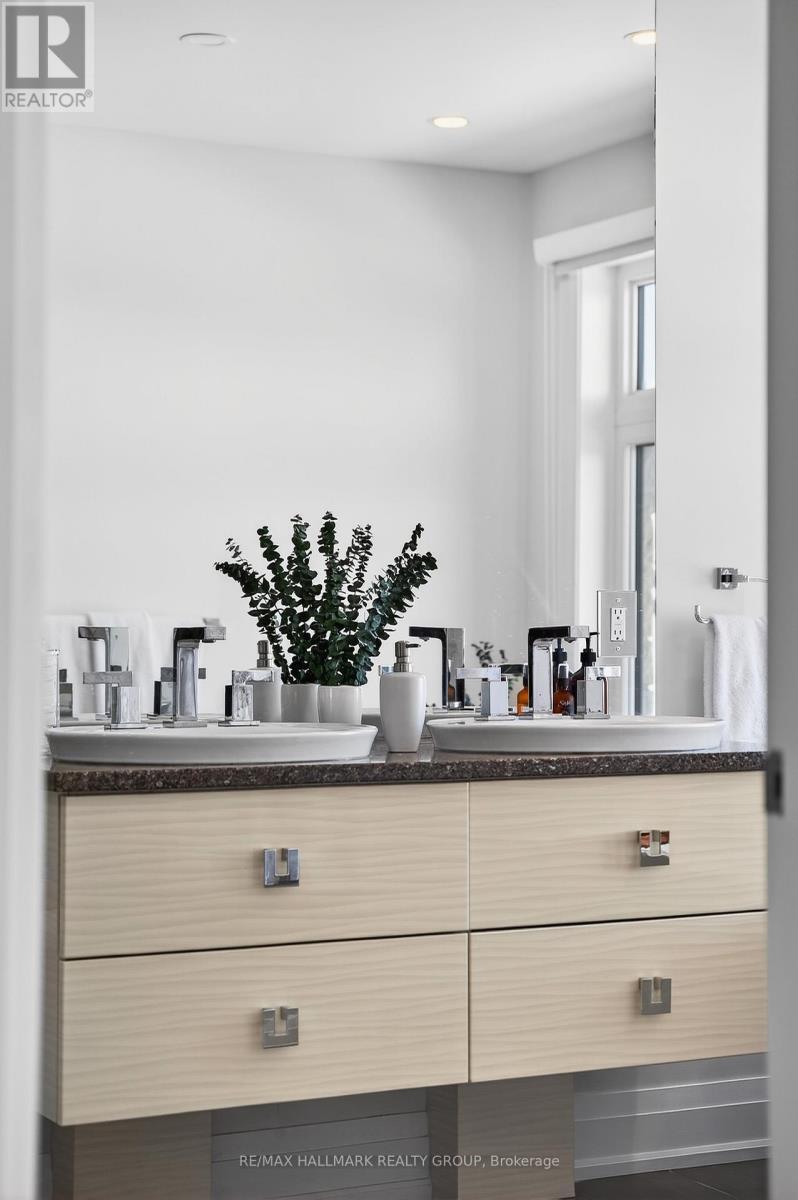 579 Foxview Place, Ottawa, ON - Indoor Photo Showing Bathroom