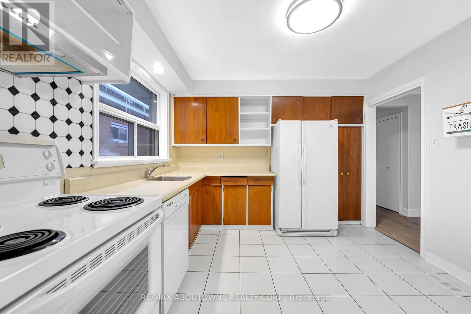 150 Thistle Down Boulevard, Toronto, ON - Indoor Photo Showing Kitchen