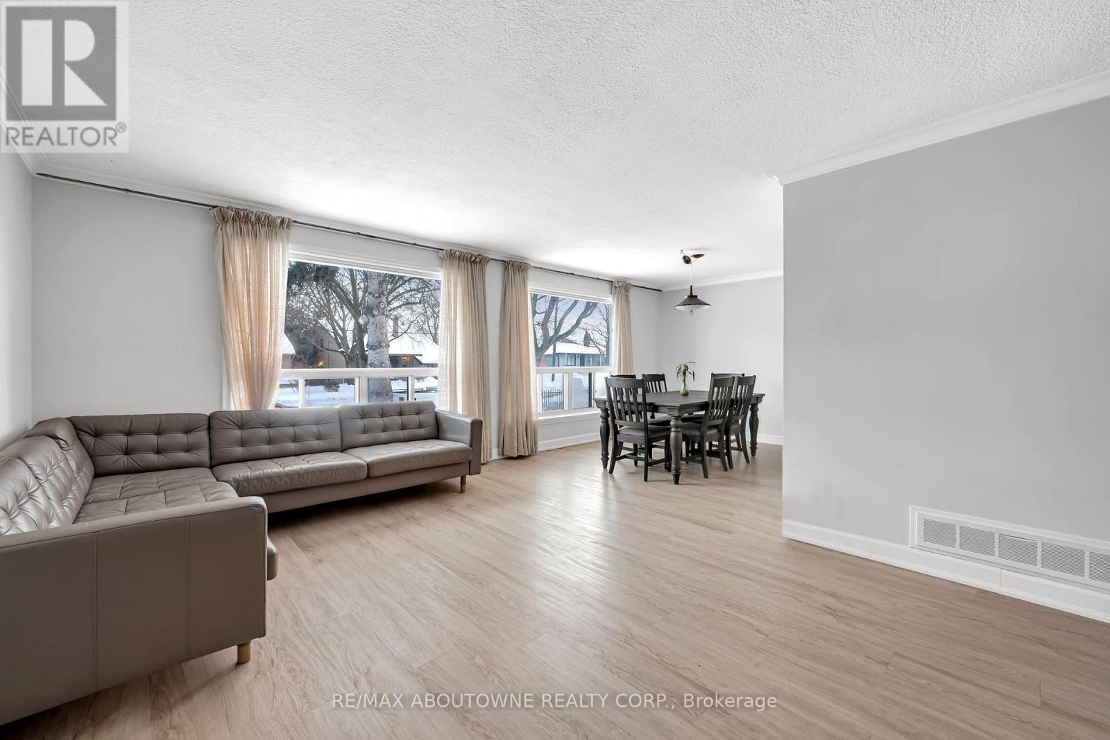 150 Thistle Down Boulevard, Toronto, ON - Indoor Photo Showing Living Room