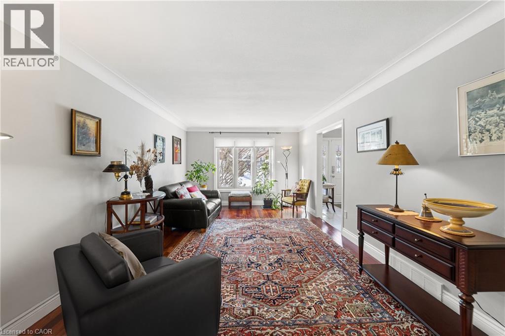 7 Templer Drive, Ancaster, ON - Indoor Photo Showing Living Room