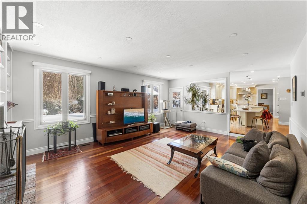 7 Templer Drive, Ancaster, ON - Indoor Photo Showing Living Room