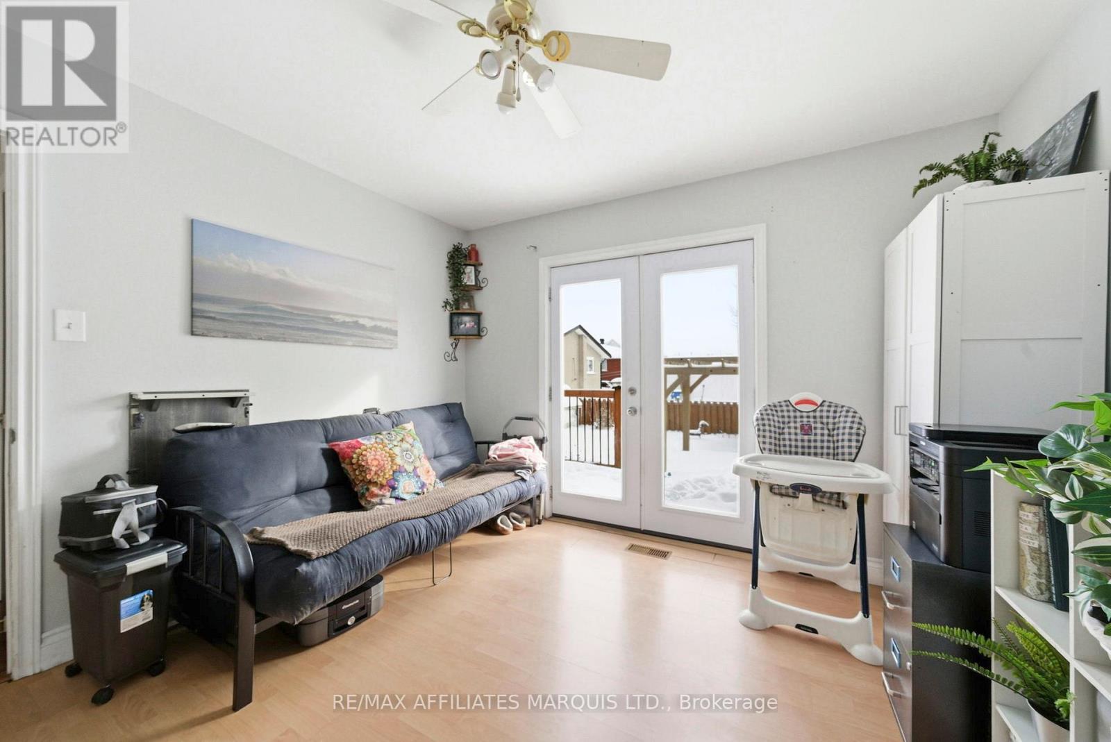 605 Twelfth Street E, Cornwall, ON - Indoor Photo Showing Living Room