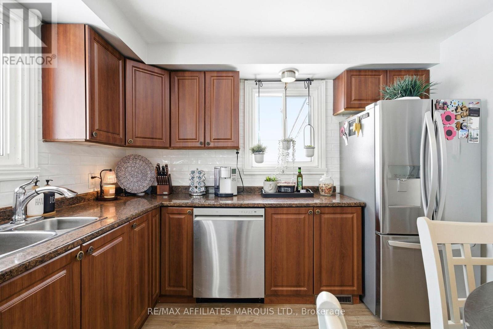 605 Twelfth Street E, Cornwall, ON - Indoor Photo Showing Kitchen With Double Sink
