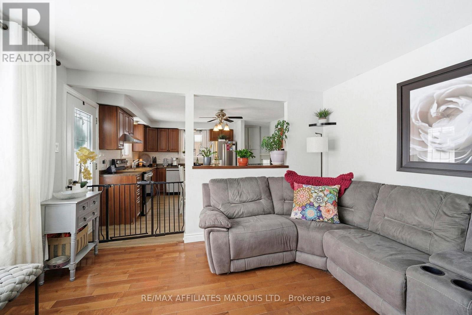 605 Twelfth Street E, Cornwall, ON - Indoor Photo Showing Living Room