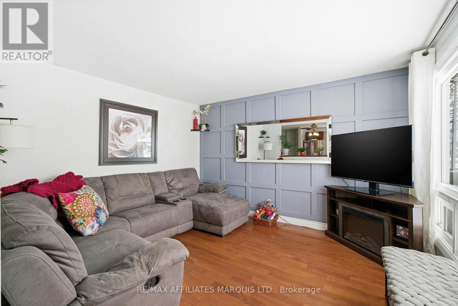 605 Twelfth Street E, Cornwall, ON - Indoor Photo Showing Living Room