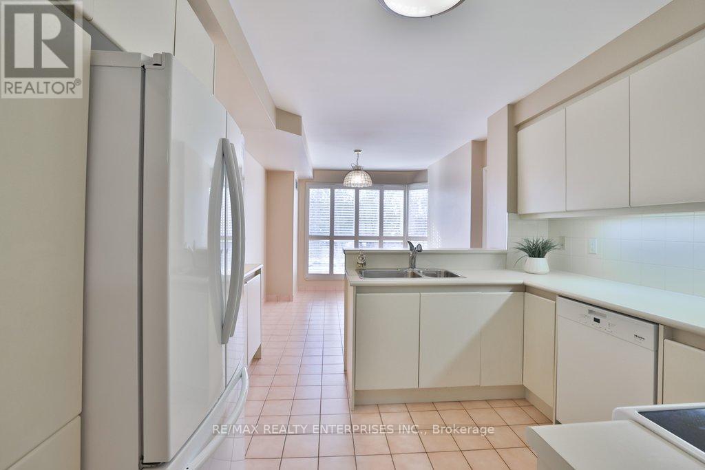 211 - 1800 The Collegeway, Mississauga, ON - Indoor Photo Showing Kitchen With Double Sink