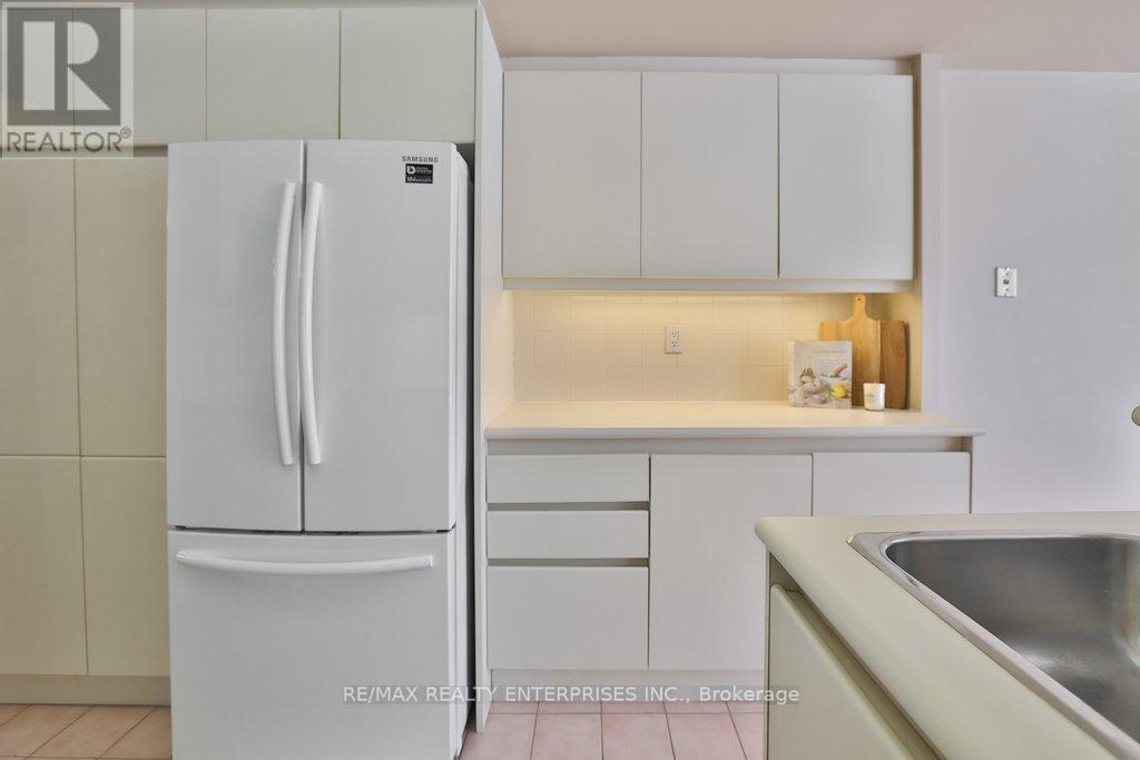 211 - 1800 The Collegeway, Mississauga, ON - Indoor Photo Showing Kitchen