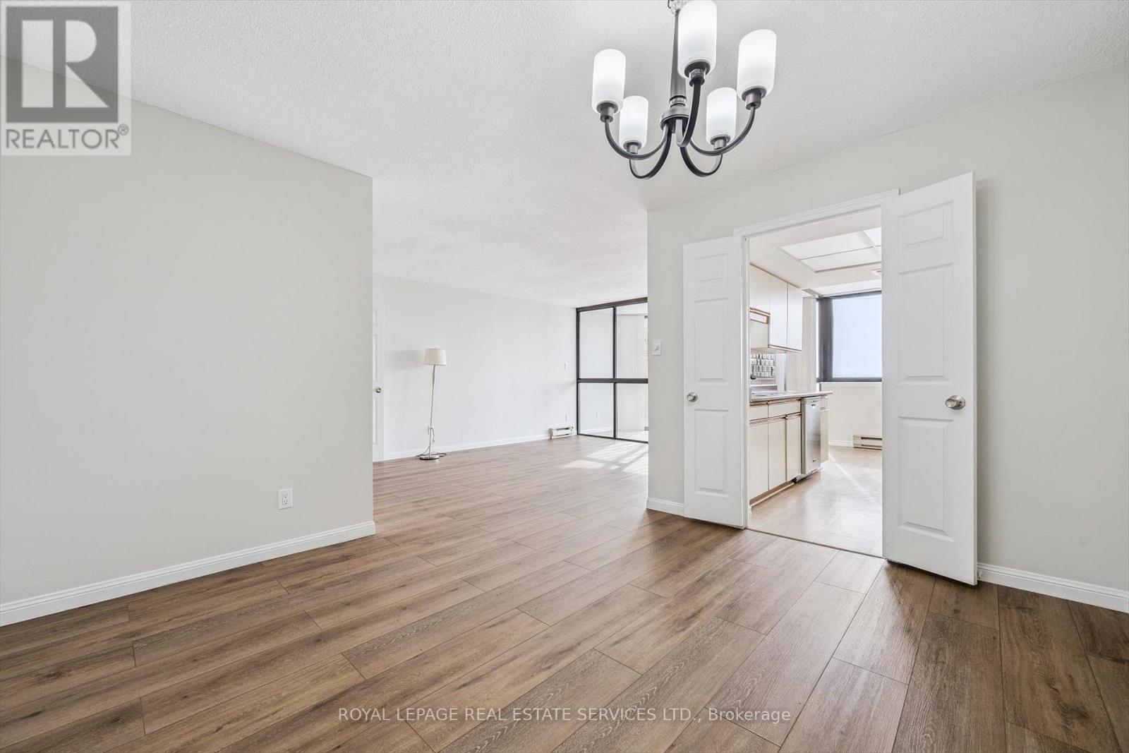 Designed for Modern Everyday Living - 702 - 1240 Marlborough Court, Oakville, ON - Indoor Photo Showing Other Room