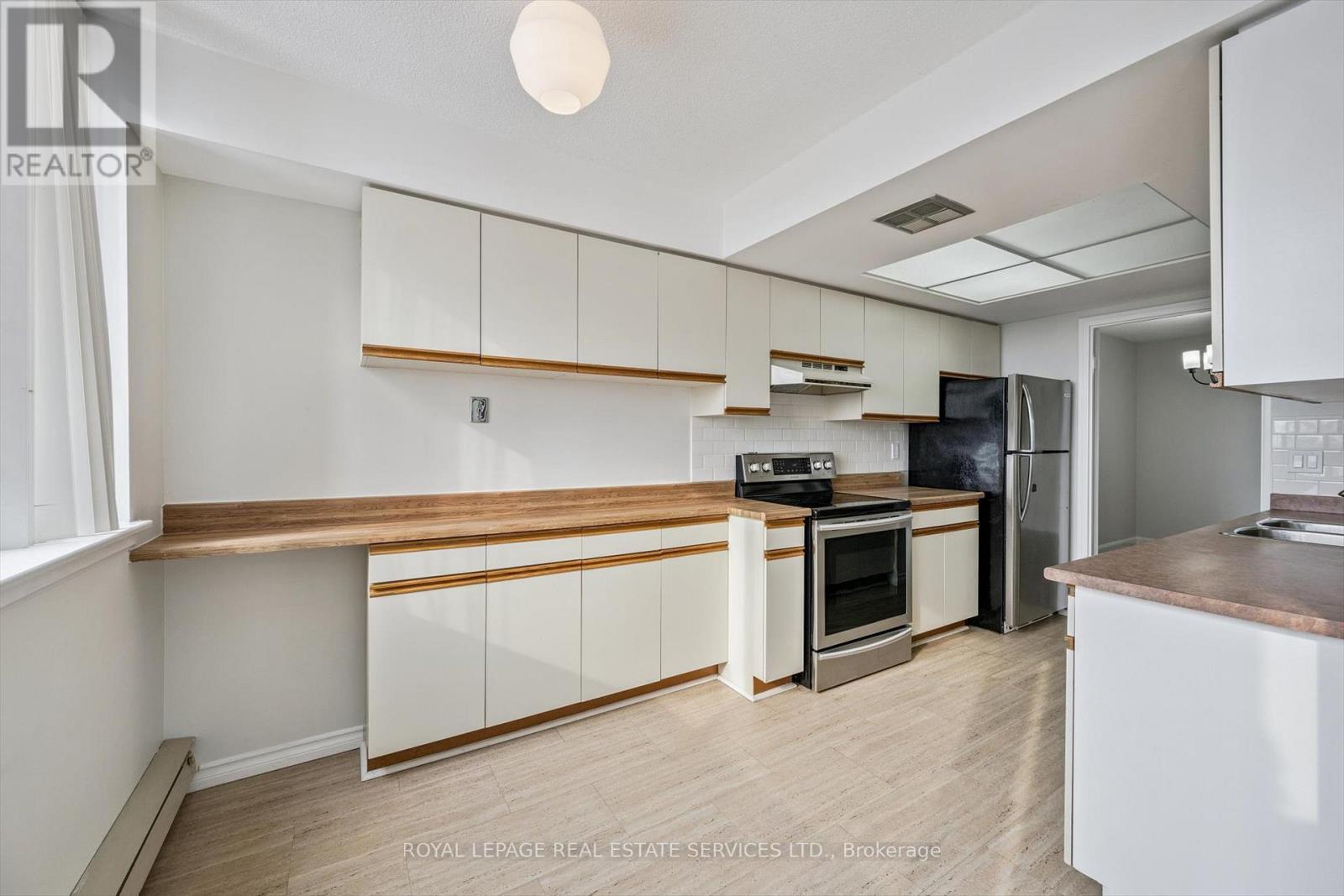 Functional Kitchen w/Stainless Steel Appliances - 702 - 1240 Marlborough Court, Oakville, ON - Indoor Photo Showing Kitchen