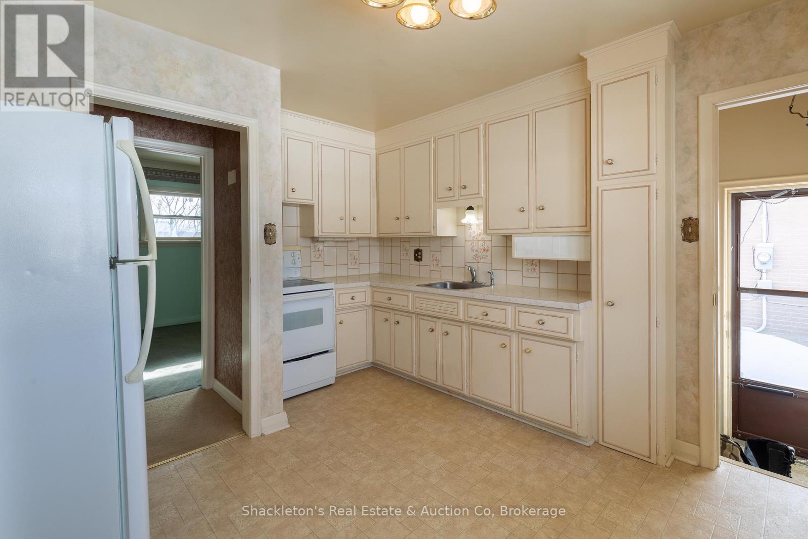 53 Sandra Avenue, Kitchener, ON - Indoor Photo Showing Kitchen