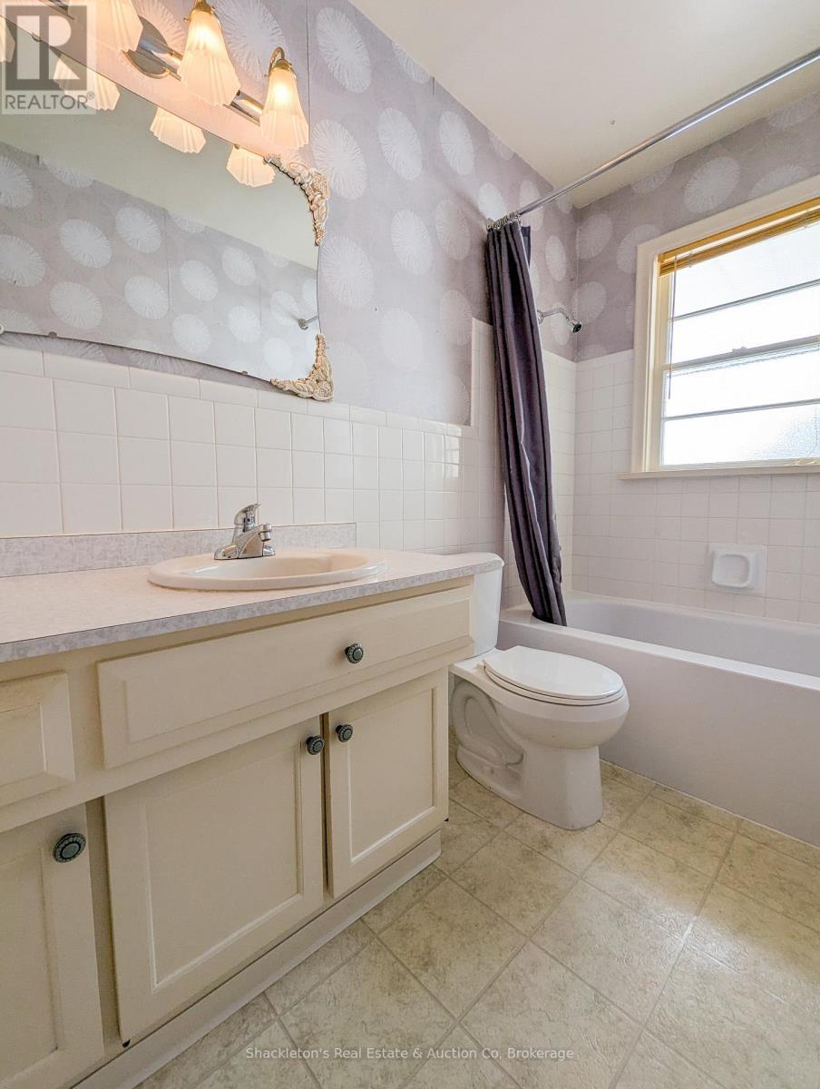 53 Sandra Avenue, Kitchener, ON - Indoor Photo Showing Bathroom