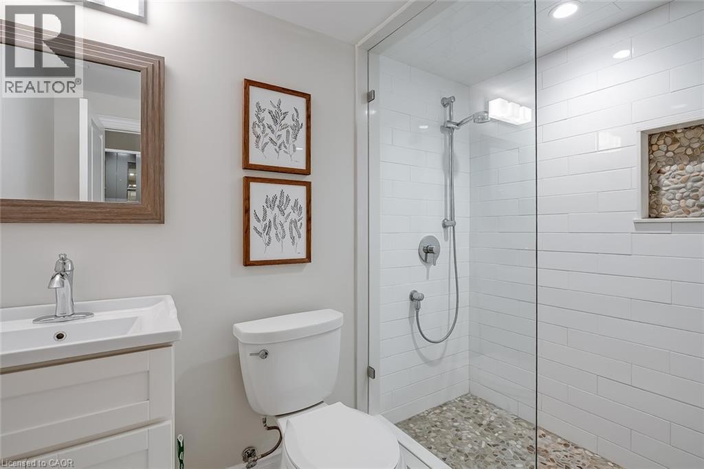 Full bath with a tile shower and vanity - 4226 Dunvegan Road, Burlington, ON - Indoor Photo Showing Bathroom