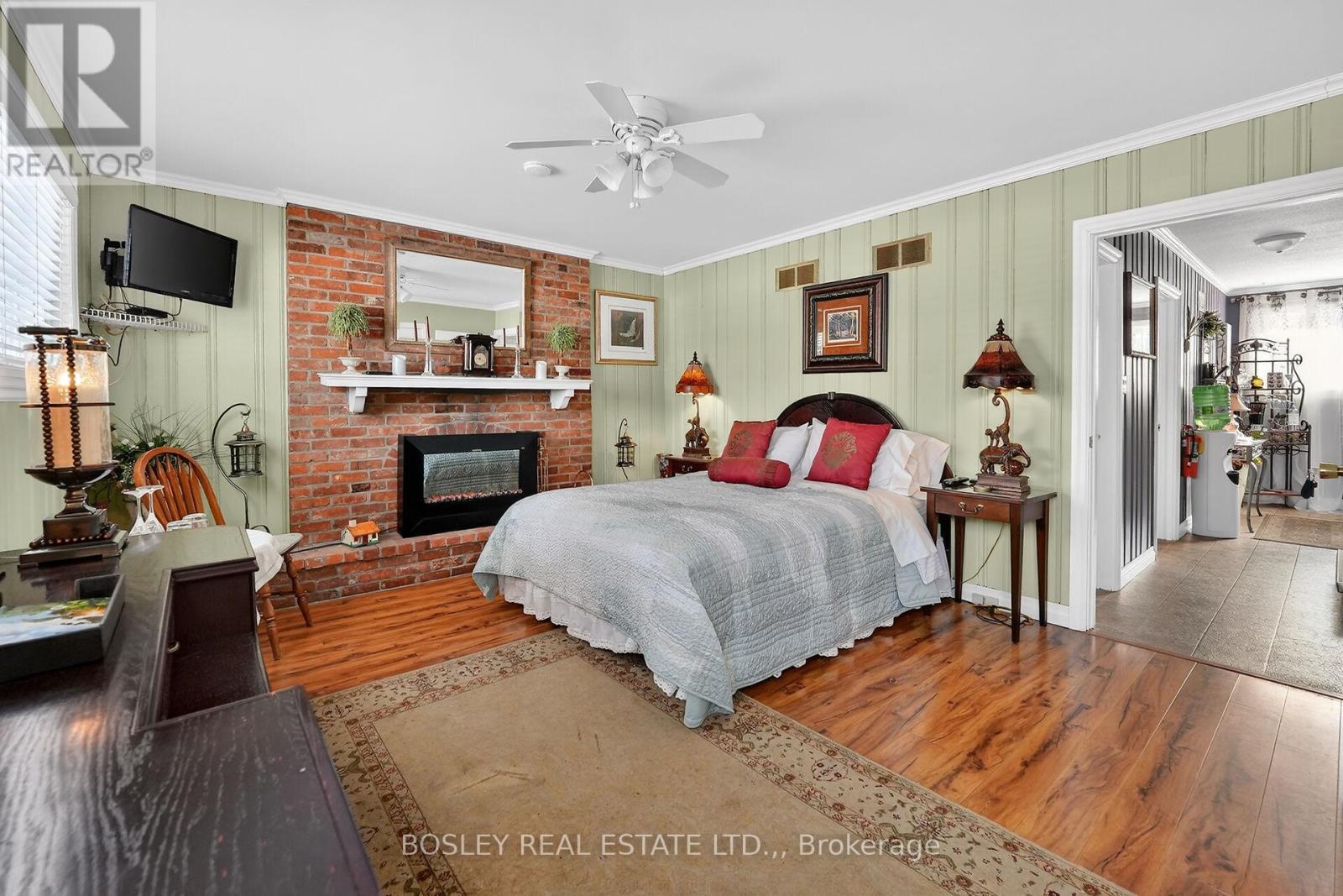 544 Victoria Street, Niagara-On-The-Lake (Town), ON - Indoor Photo Showing Bedroom With Fireplace
