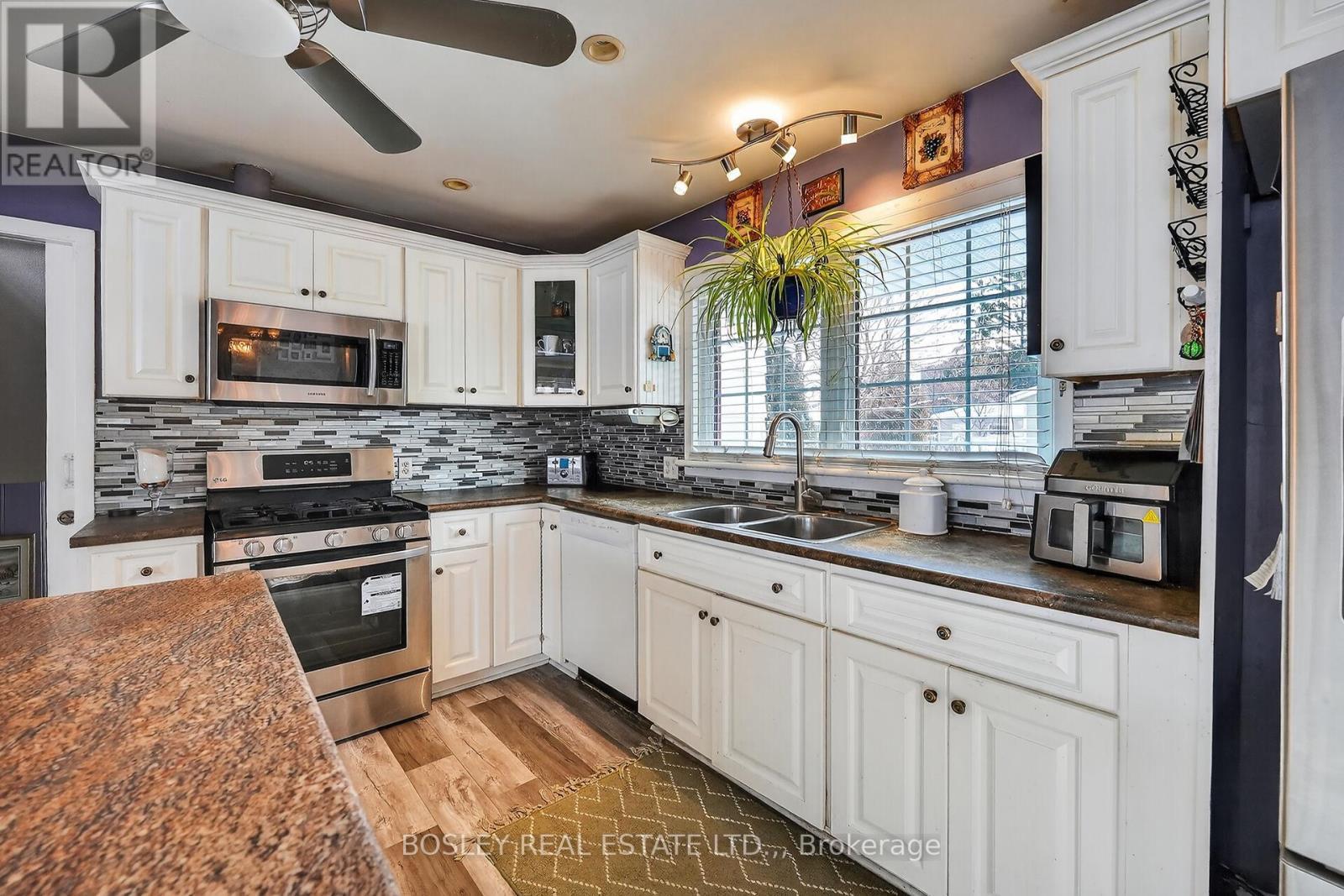 544 Victoria Street, Niagara-On-The-Lake (Town), ON - Indoor Photo Showing Kitchen With Double Sink