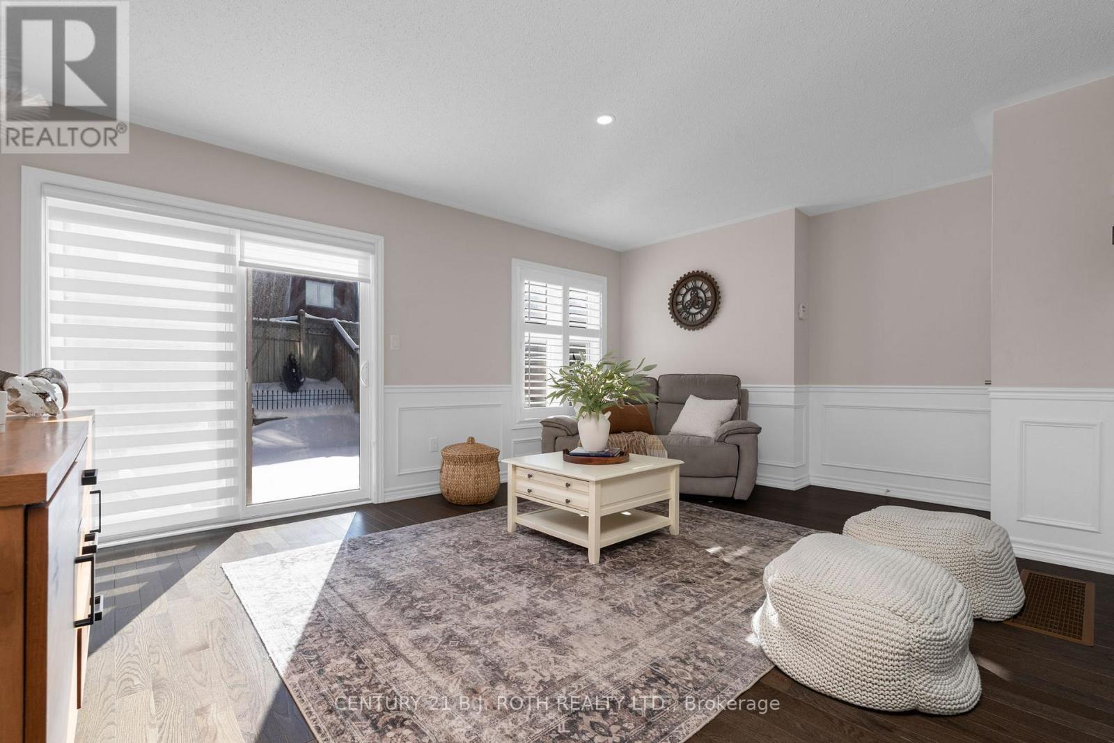 33 Westbury Way, Whitby, ON - Indoor Photo Showing Living Room