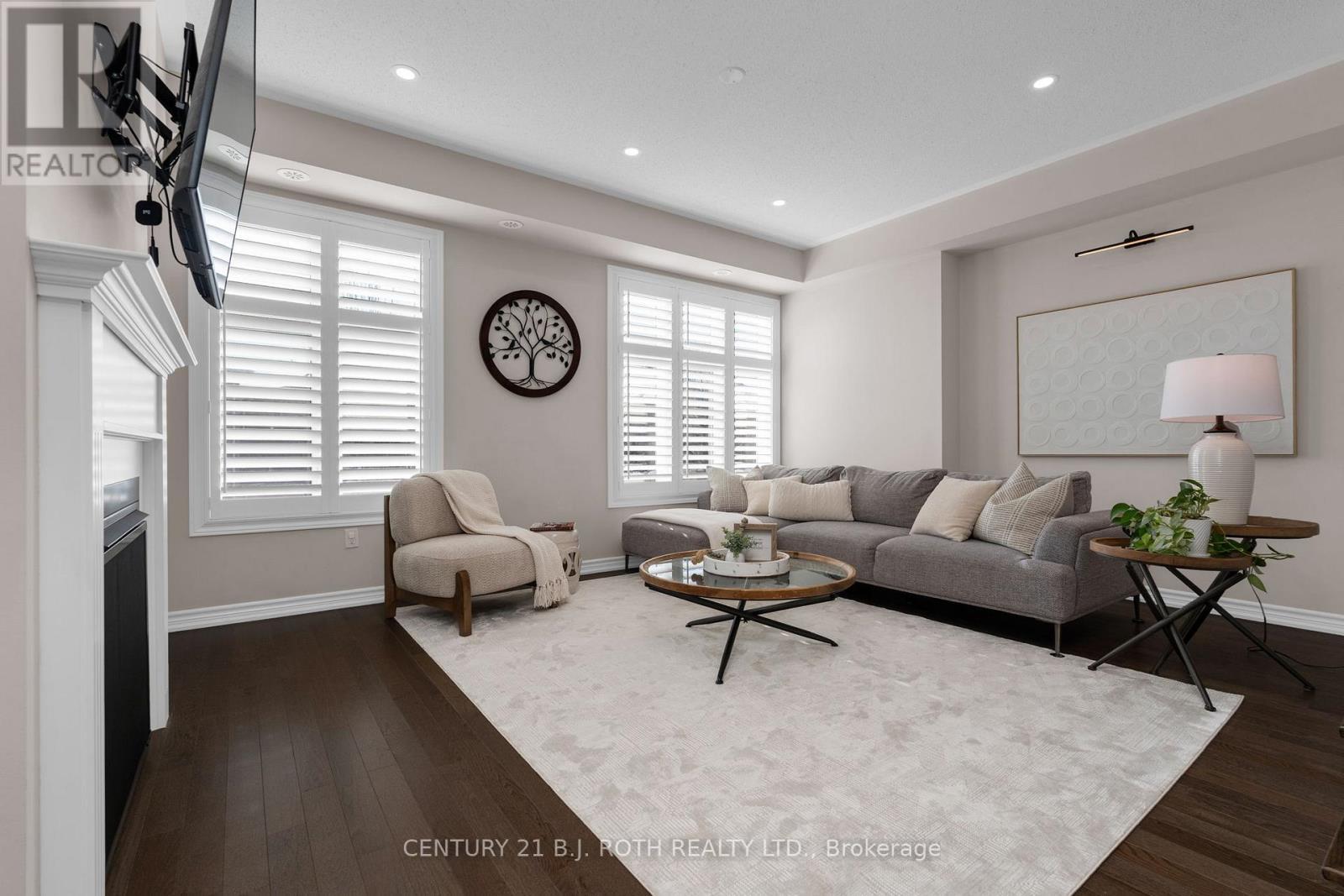 33 Westbury Way, Whitby, ON - Indoor Photo Showing Living Room