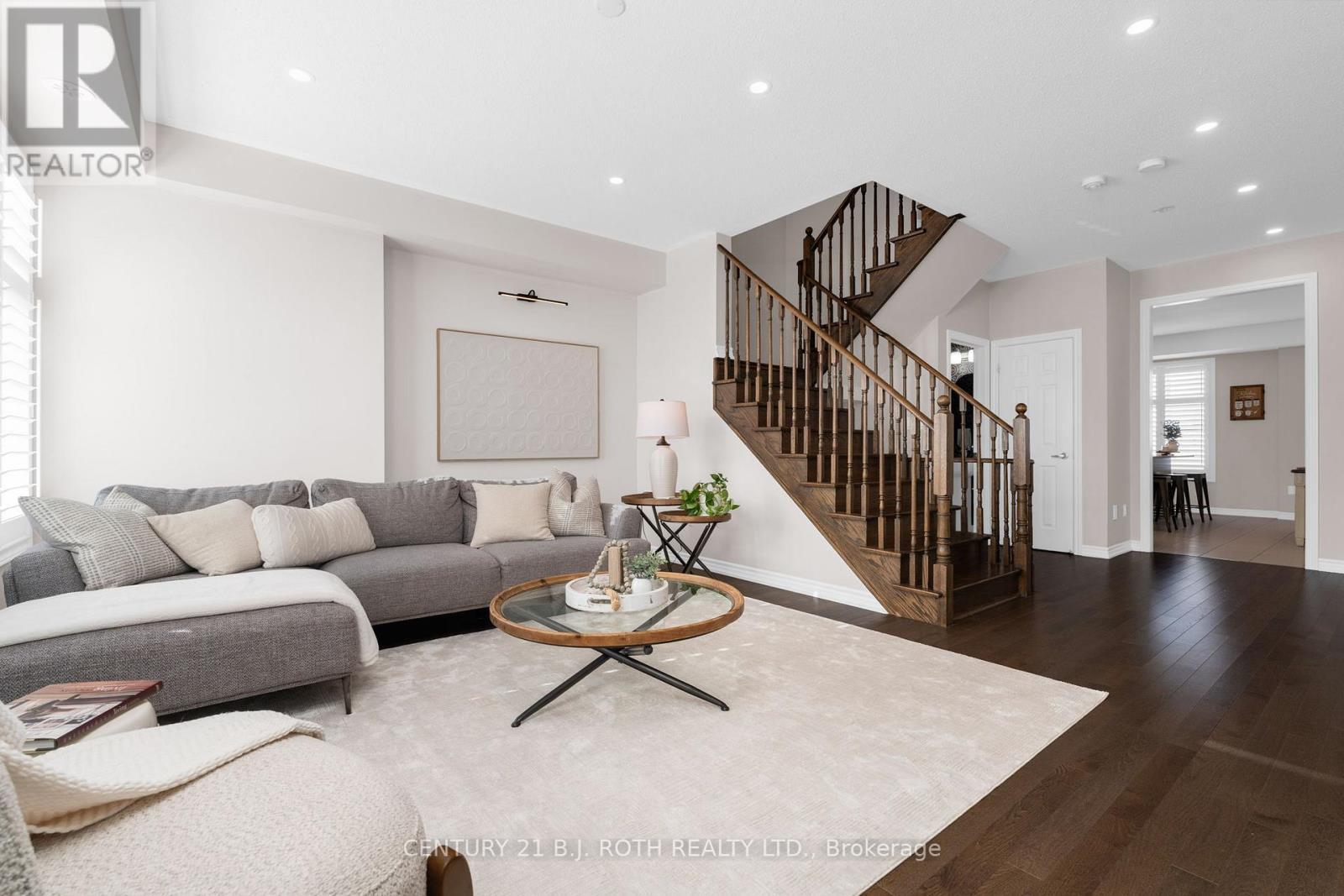 33 Westbury Way, Whitby, ON - Indoor Photo Showing Living Room