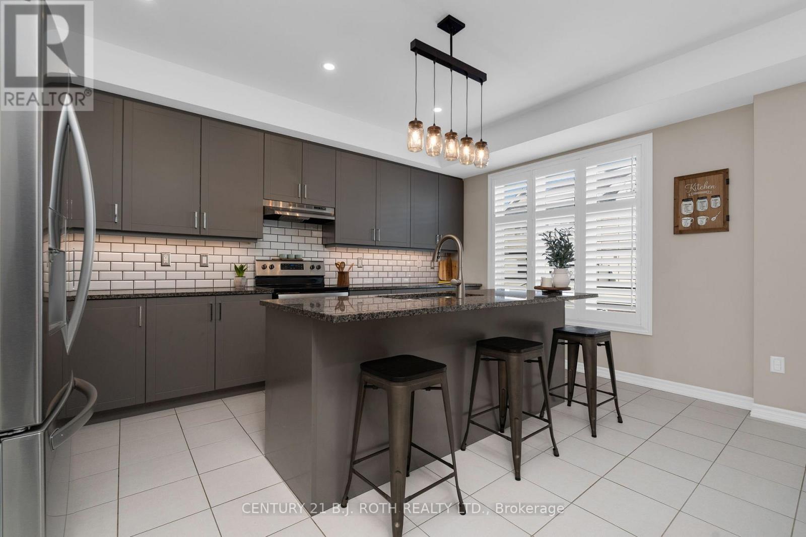33 Westbury Way, Whitby, ON - Indoor Photo Showing Kitchen With Upgraded Kitchen
