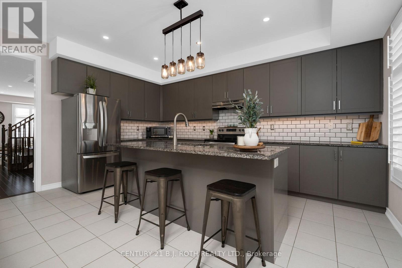 33 Westbury Way, Whitby, ON - Indoor Photo Showing Kitchen With Upgraded Kitchen