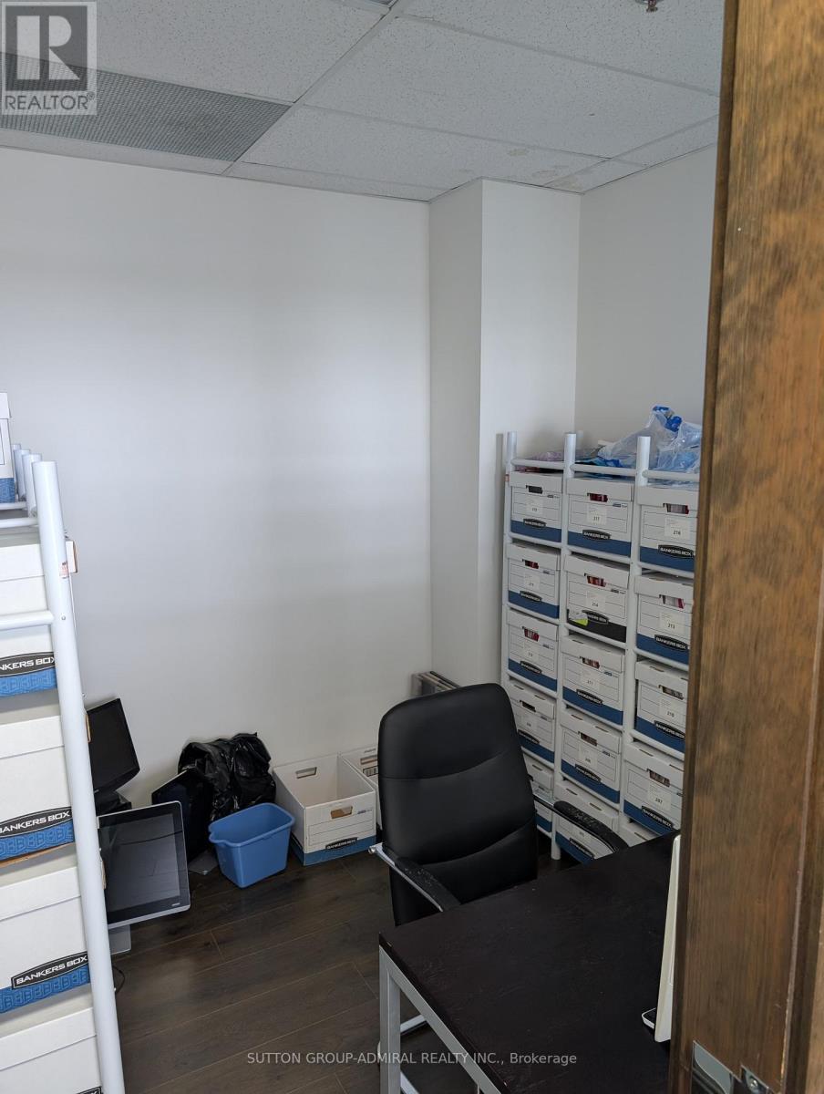 301 - 10376 Yonge Street, Richmond Hill, ON